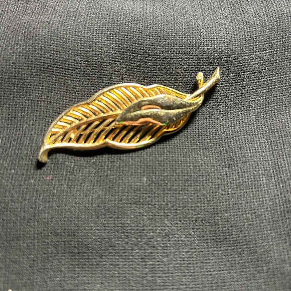 VTG Metal Gold Tone Double leaf brooch. Classic style! - Picture 5 of 5